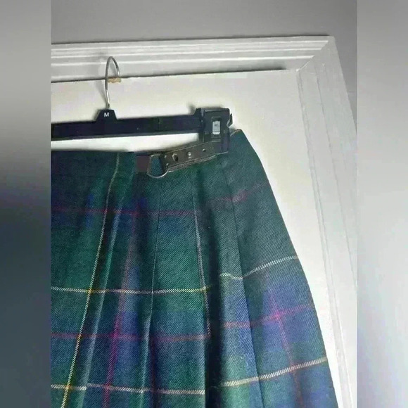 Vintage. Pendleton Petite Virgin Wool Green Plaid Pencil Skirt. Leather Strap. - Picture 9 of 10